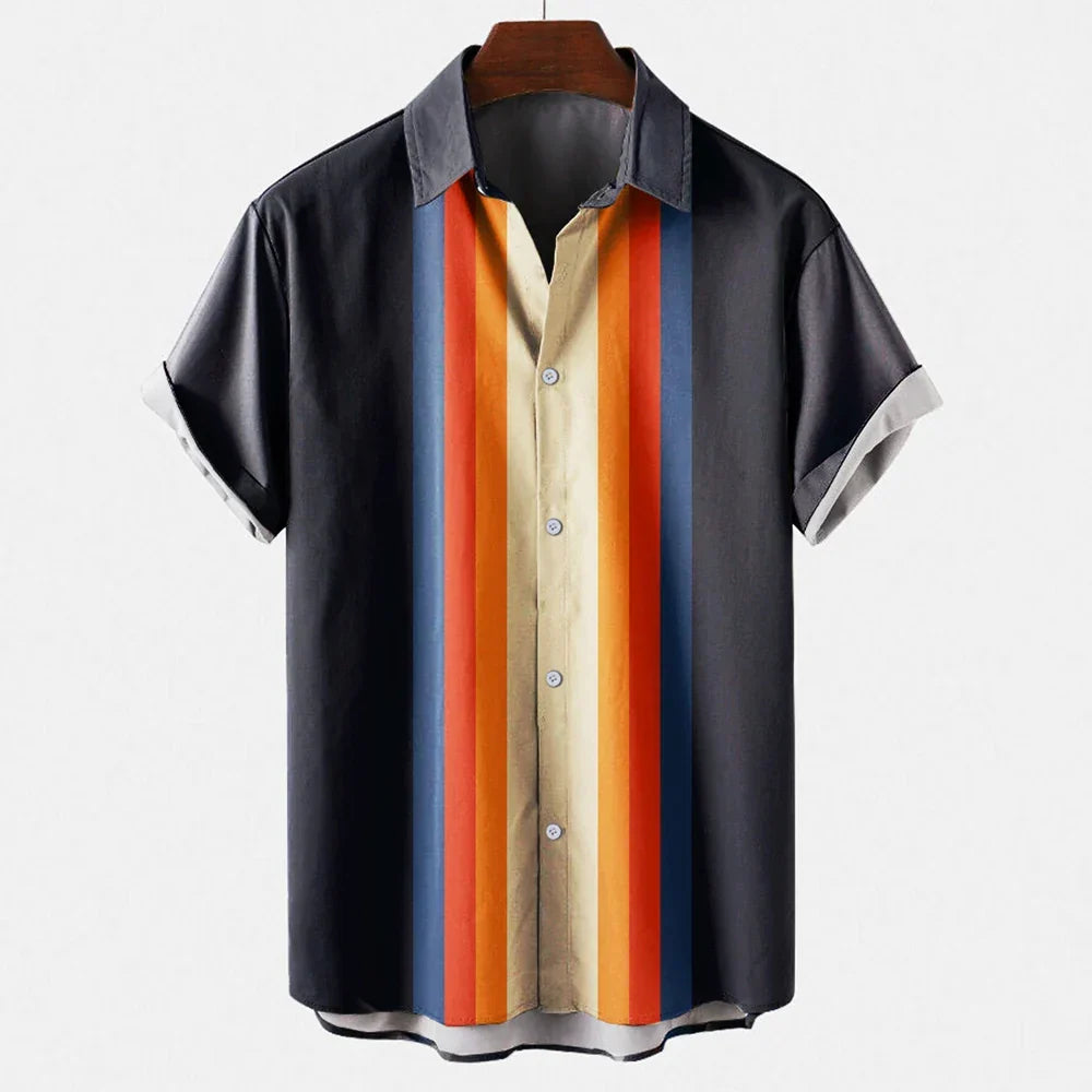 Bequemes Herren Sommerhemd mit kurzen Ärmeln, gestreift, entspannter Retro-Stil.