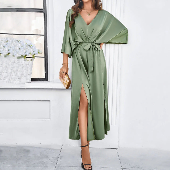 Figurschmeichelndes Damen Midikleid als Wickelkleid mit Seitenschlitz, ideal als Abendkleid oder chicer Sommer-Look.