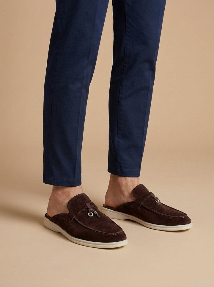 Nahaufnahme der feinen Verarbeitung der Herren Loafer Mules, ein stilvoller Sommerschuh.