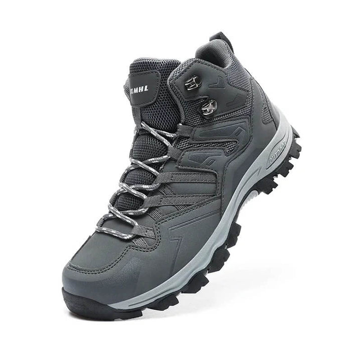 Schnürdetail: Feste Schnürung der grauen Damen Trekkingstiefel, für optimalen Halt am Fuß.