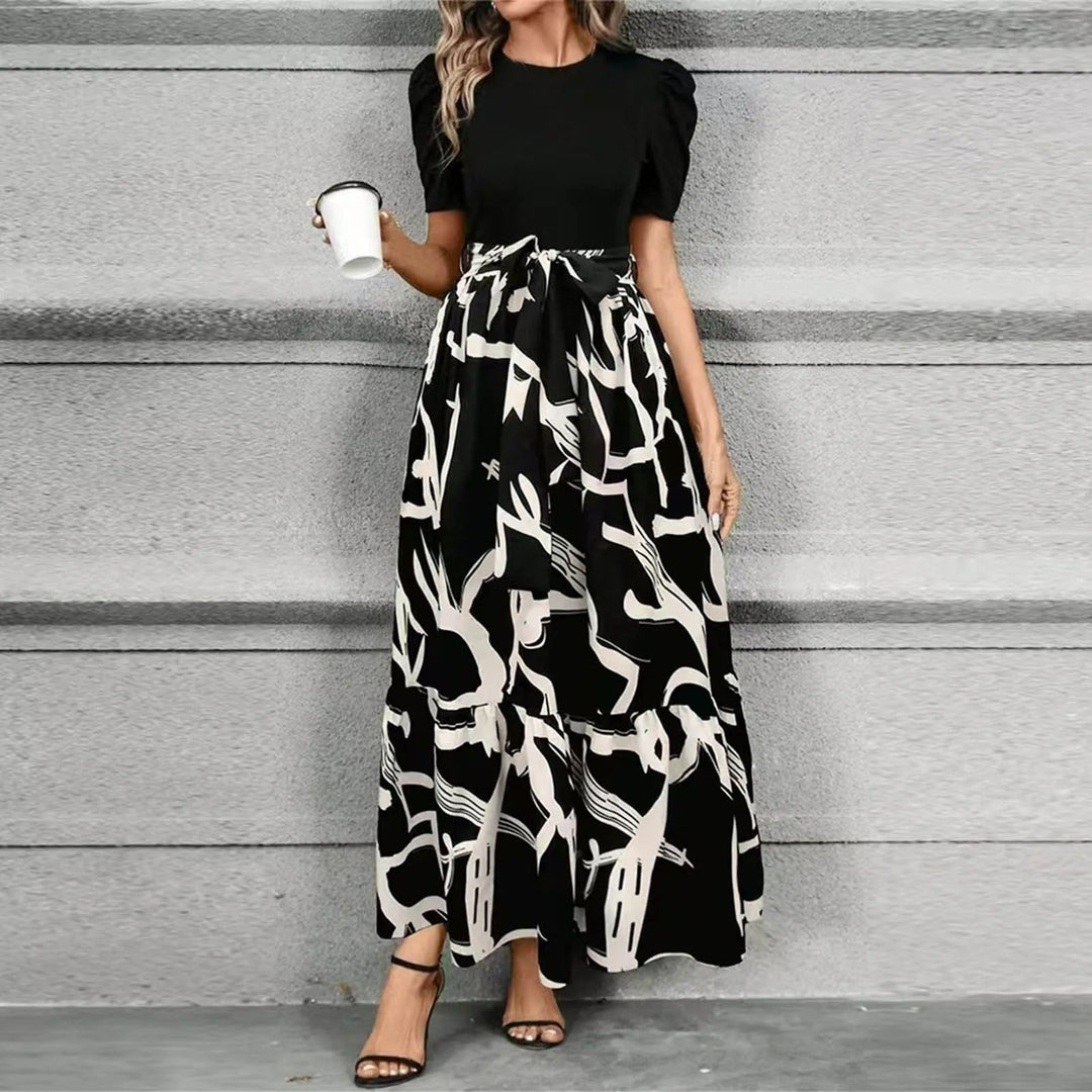Langes Damen Sommerkleid in eleganter A-Linie mit Blumenmuster. Hohe Taille schmeichelt jeder Figur. Ein stilvolles Maxikleid.