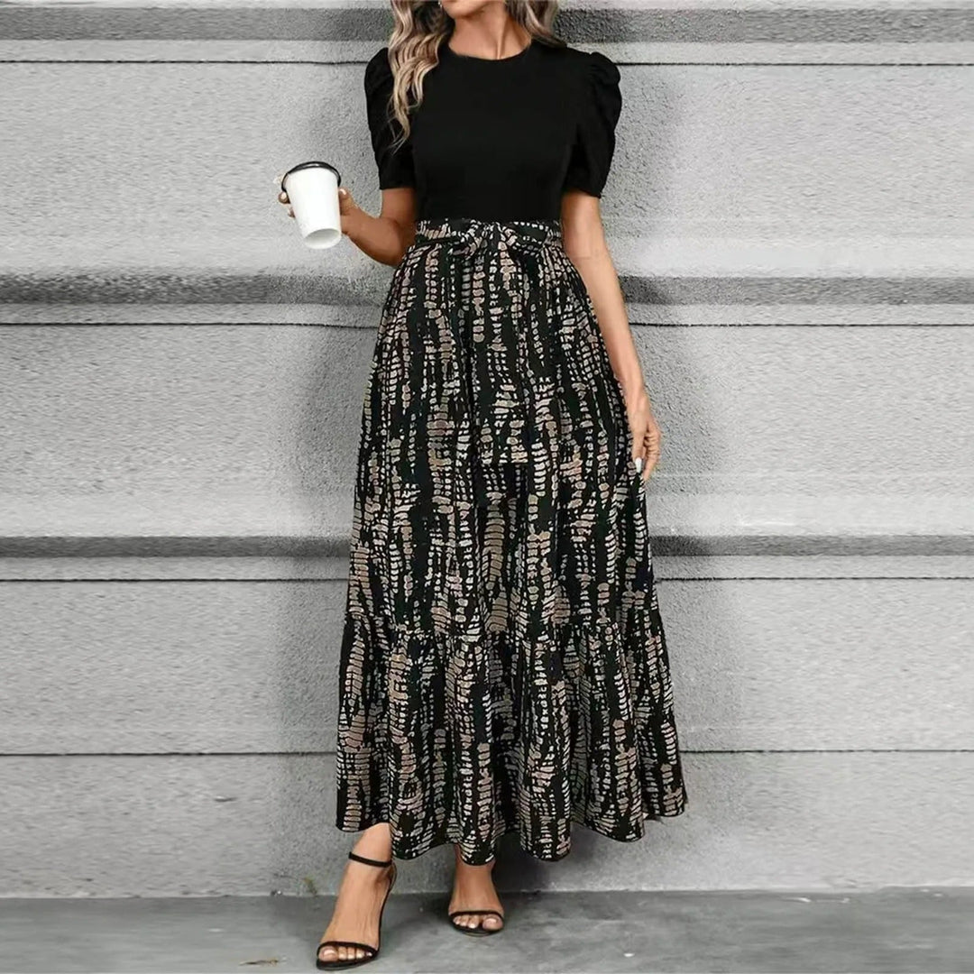 Sommerliches Damenkleid mit Bindegürtel und hoher Taille, fließend in A-Linie. Perfekt als Freizeit- oder Festkleid.