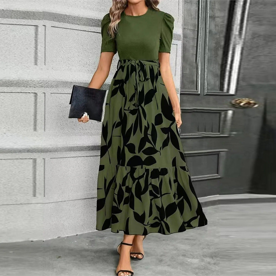 Fließendes Damen Maxikleid für Sommer und Urlaub. Mit Blumenmuster, hoher Taille und A-Linie. Vielseitiges, langes Freizeitkleid.