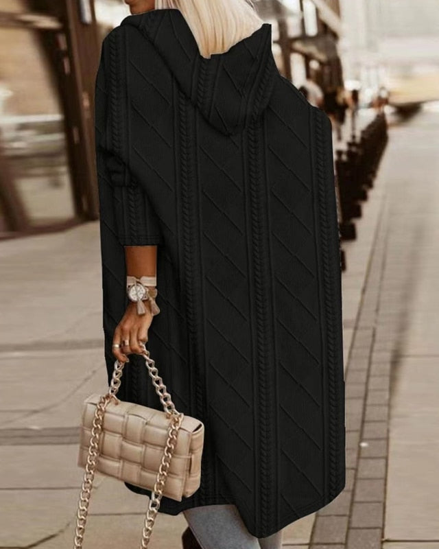 Moderne Damen Kapuzenstrickjacke in langem Schnitt. Gemütlicher Begleiter für kühle Herbst- & Wintertage, stilvoll.