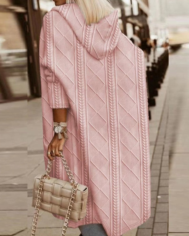 Stilvolle Damen Strickjacke mit Kapuze im verlängerten Schnitt. Perfekt als warme Oberbekleidung für Freizeit & Alltag.