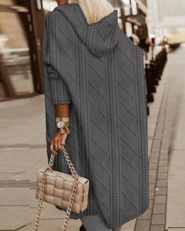 Zeitlose Damen Strickjacke mit Kapuze und langem Schnitt. Elegante Oberbekleidung für vielseitige Herbst- & Winter-Outfits.