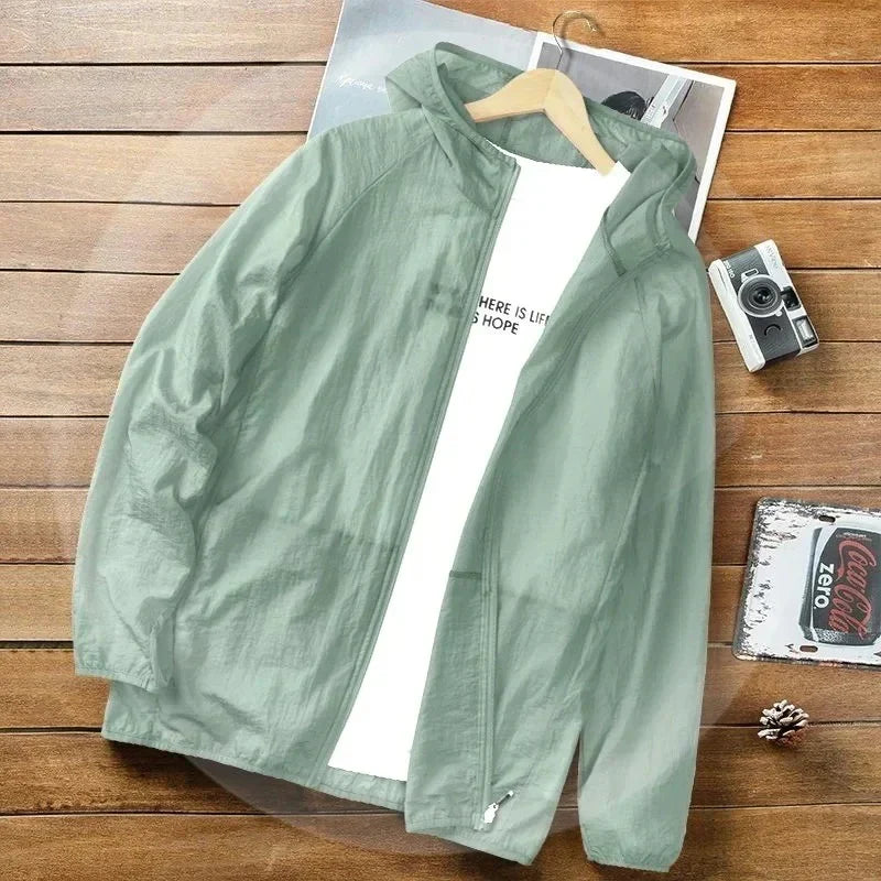 Atmungsaktive Unisex Sportjacke mit Kapuze, perfekt als leichte Wander- oder Laufjacke.