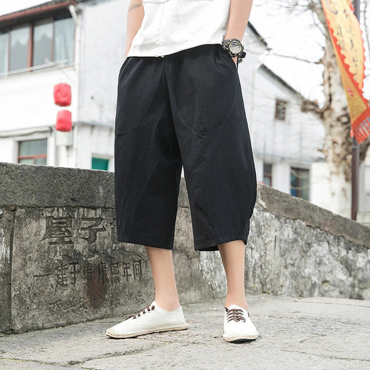 Bequeme Herren Dreiviertelhose für den Sommer, perfekt für Alltag und warme Temperaturen.