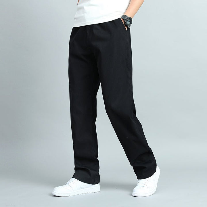 Khaki Herrenhose, gerade geschnitten, bequem und atmungsaktiv, perfekt für Frühling und Freizeit.