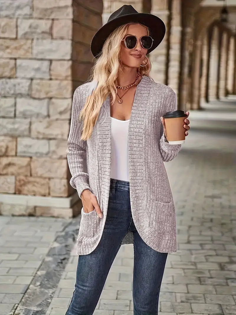 Zeitloser Damen Cardigan, Strickjacke für elegante Bürokleidung & entspannte Freizeit.