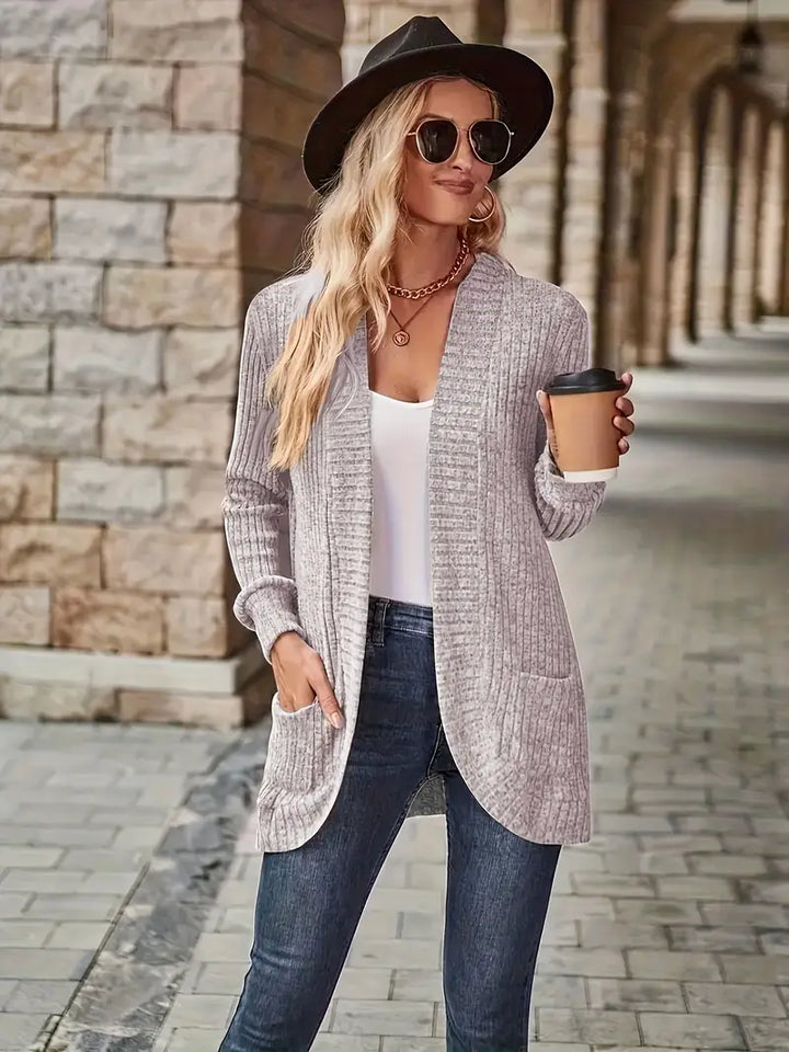 Zeitloser Damen Cardigan, Strickjacke für elegante Bürokleidung & entspannte Freizeit.