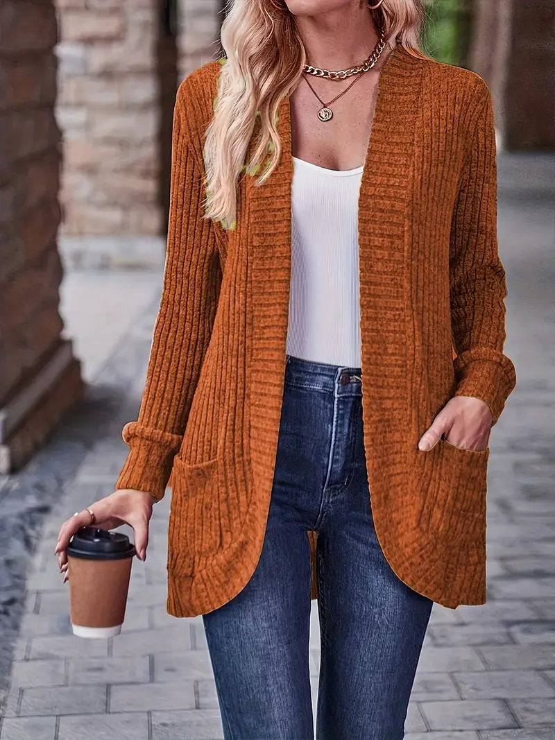 Offen getragener Damen Cardigan, elegante Strickjacke für vielseitige Lagen-Looks im Herbst.