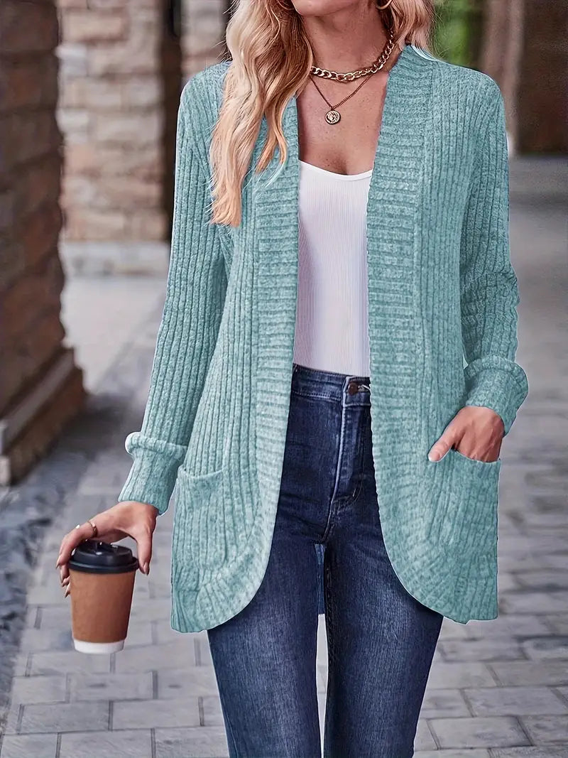 Rückenansicht der Damen Strickjacke, locker sitzender Cardigan für eine schmeichelhafte Silhouette.