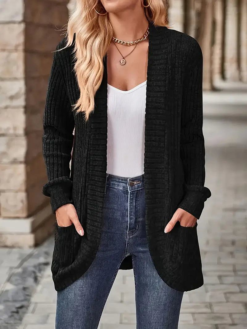 Detailaufnahme: Weicher Strickstoff der Damen Strickjacke, hochwertiger Cardigan für jeden Anlass.
