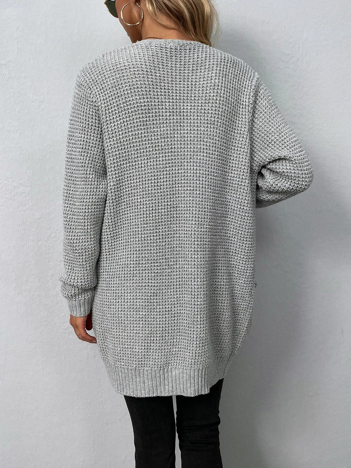 Detailansicht der praktischen Taschen an einer stilvollen Damen Strickjacke.