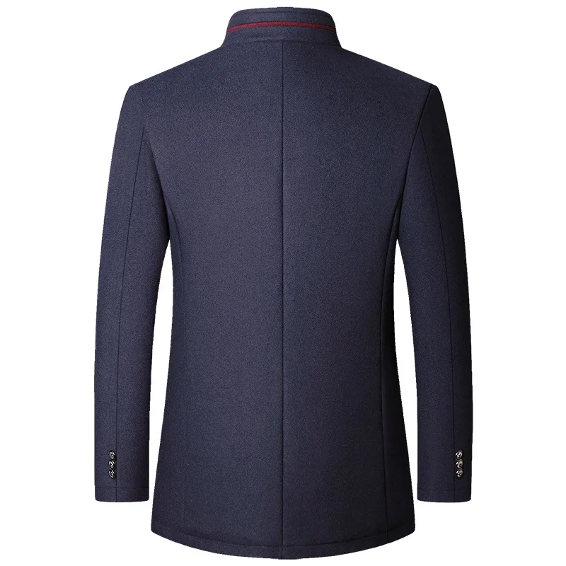 Mann trägt elegante Übergangsjacke, zeigt perfekten Sitz. Ideal als Herrenjacke für Business und casual Herbst-Outfits.