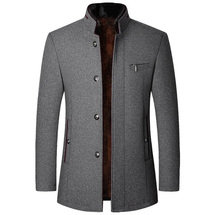 Detailansicht der hochwertigen Herren Übergangsjacke. Zeigt Textur und saubere Verarbeitung der stilvollen Herbstjacke.