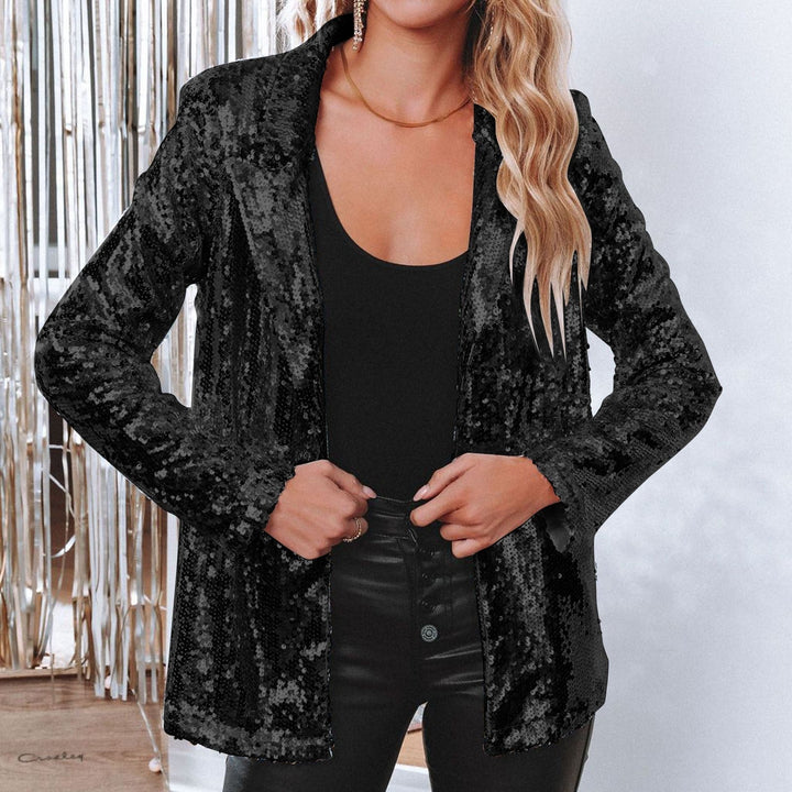 Detailaufnahme: Glänzende Pailletten auf einem Damen Blazer, luxuriöser Look.