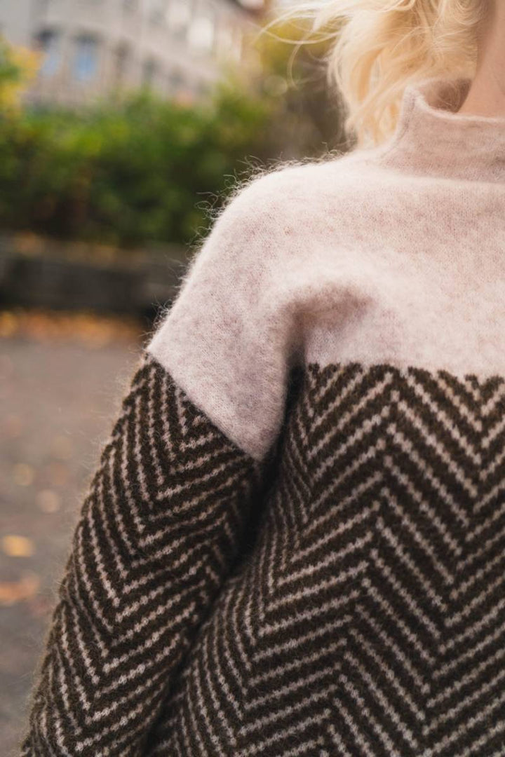 Weicher Damen Strickpullover mit hohem Kragen und lockerem Schnitt. Modische Damenfashion für kühle Wintertage.