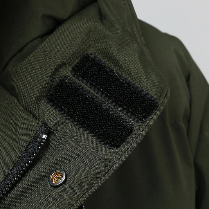 Bequeme Outdoorjacke für Herren, wasserabweisend, warm und funktional für kühle Herbsttage.