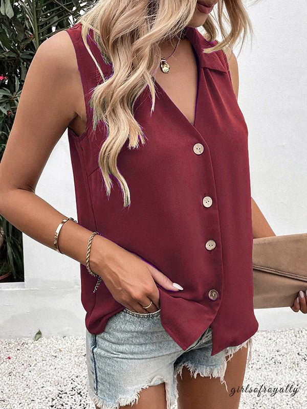 Model lacht, trägt lockeres Damen V-Ausschnitt Top. Perfektes ärmelloses Oberteil für entspannte Tage.