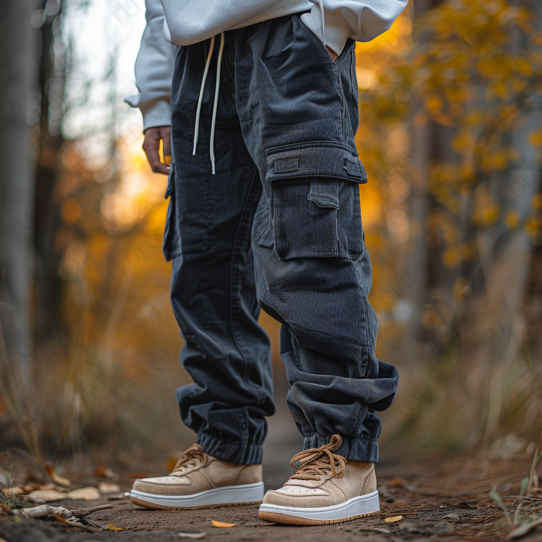 Bequeme dunkelblaue Herren Freizeithose mit weitem Bein, Schnürbund und praktischen Cargotaschen für legeren Alltag.