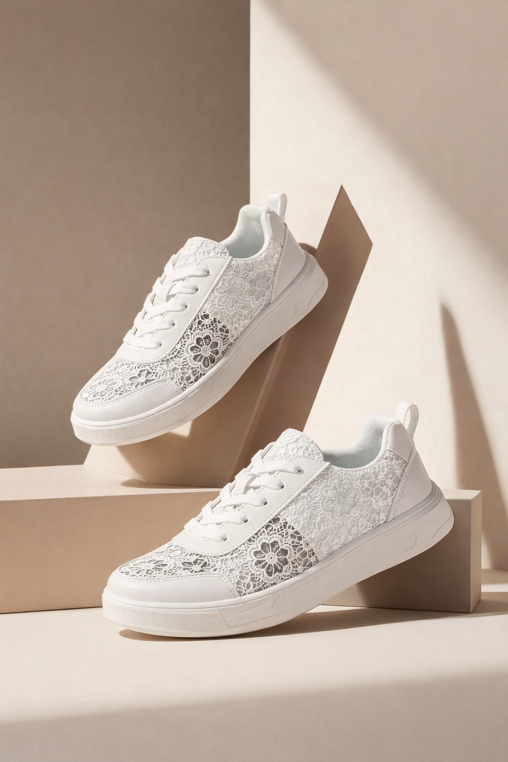Komfortable weiße Damen Schnür-Sneakers mit Blumenmuster, ideal für Freizeit & Alltag.