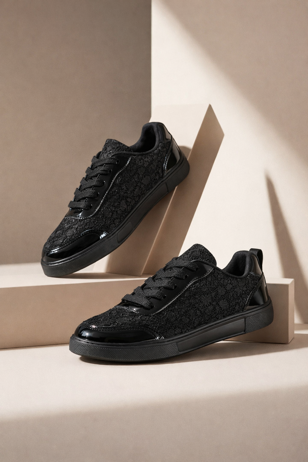 Leichte weiße Damen Freizeitschuhe mit floralem Design, bequeme Sneakers für stilvolle Auftritte.