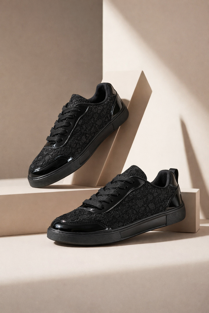Leichte weiße Damen Freizeitschuhe mit floralem Design, bequeme Sneakers für stilvolle Auftritte.