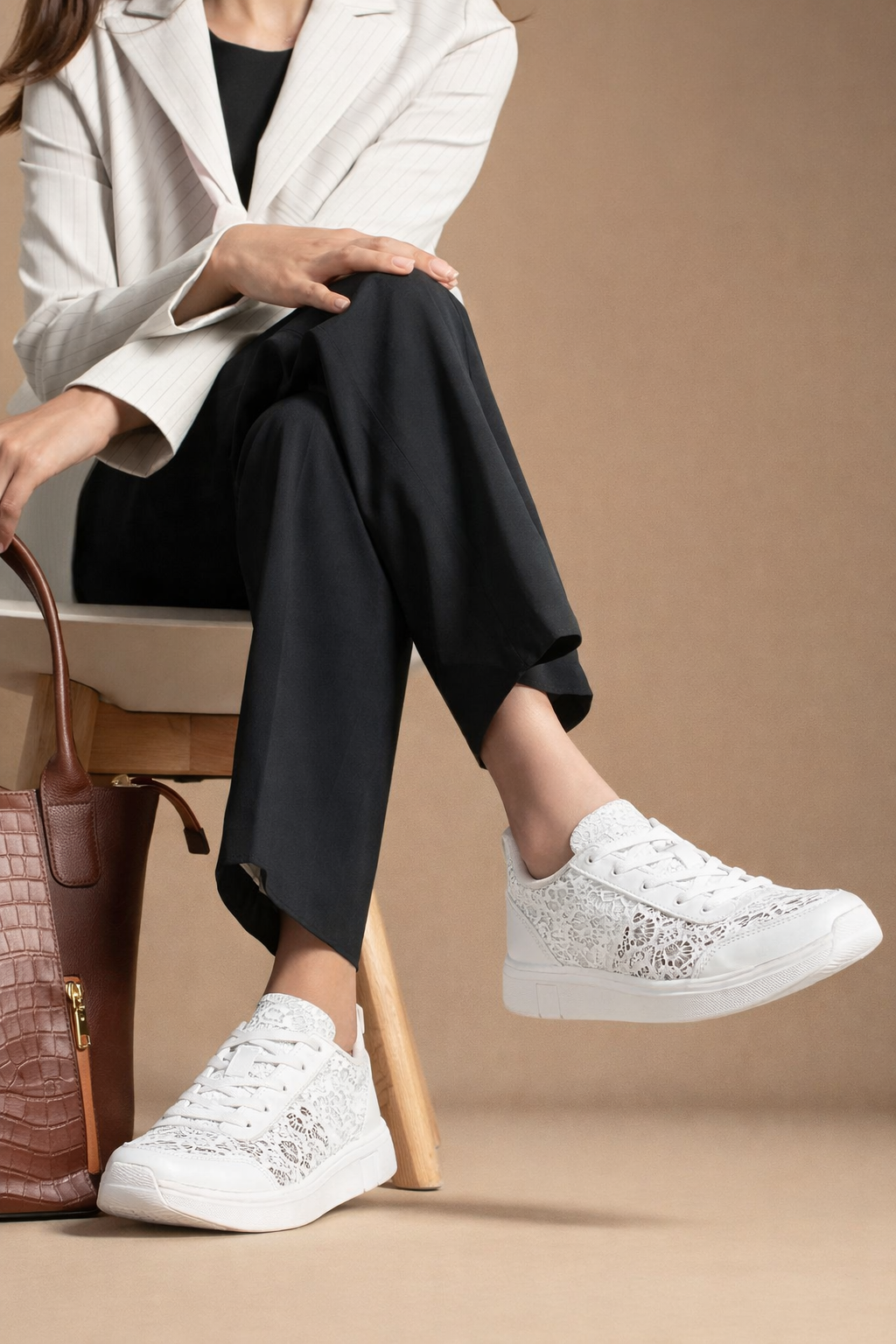 Nahaufnahme modischer weißer Damen Sneakers mit detailreichem Blumenmuster, perfekt für den Alltag.
