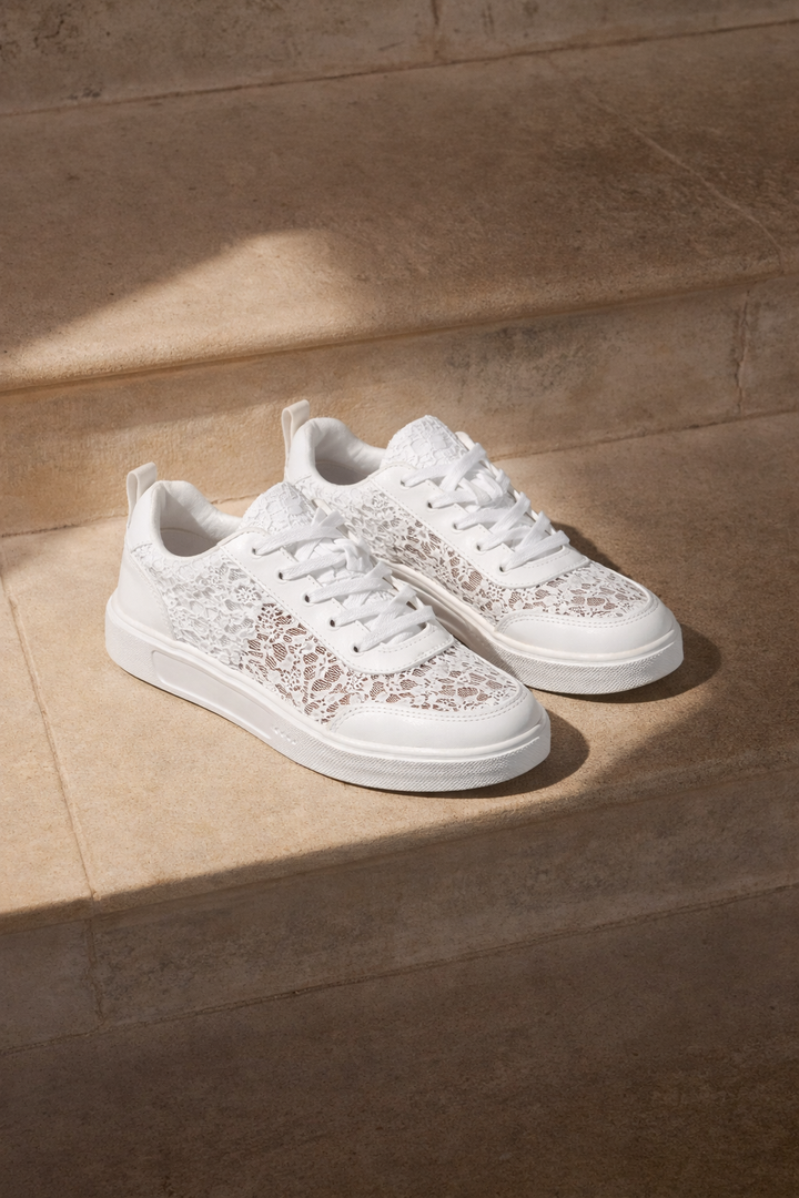 Bequeme weiße Damen Sneakers mit Blumenmuster und Schnürung, perfekte Alltagsbegleiter für Frauen.