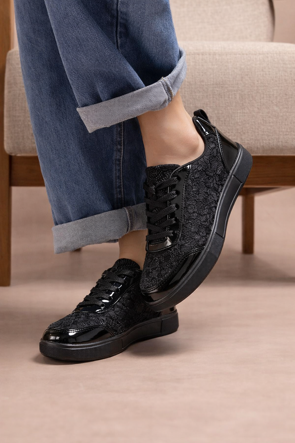 Weiße Damen Komfortschuhe mit zartem Blumenmuster, leichte Sneakers mit Schnürsenkeln für jeden Tag.