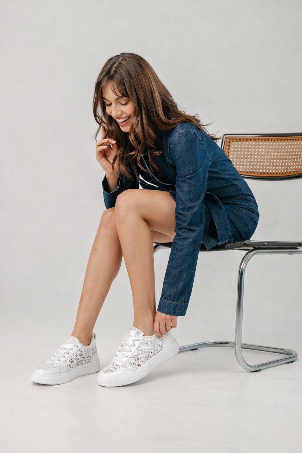Stylische weiße Damen Blumenmuster Sneakers, bieten Leichtigkeit & Komfort für entspannte Freizeitlooks.