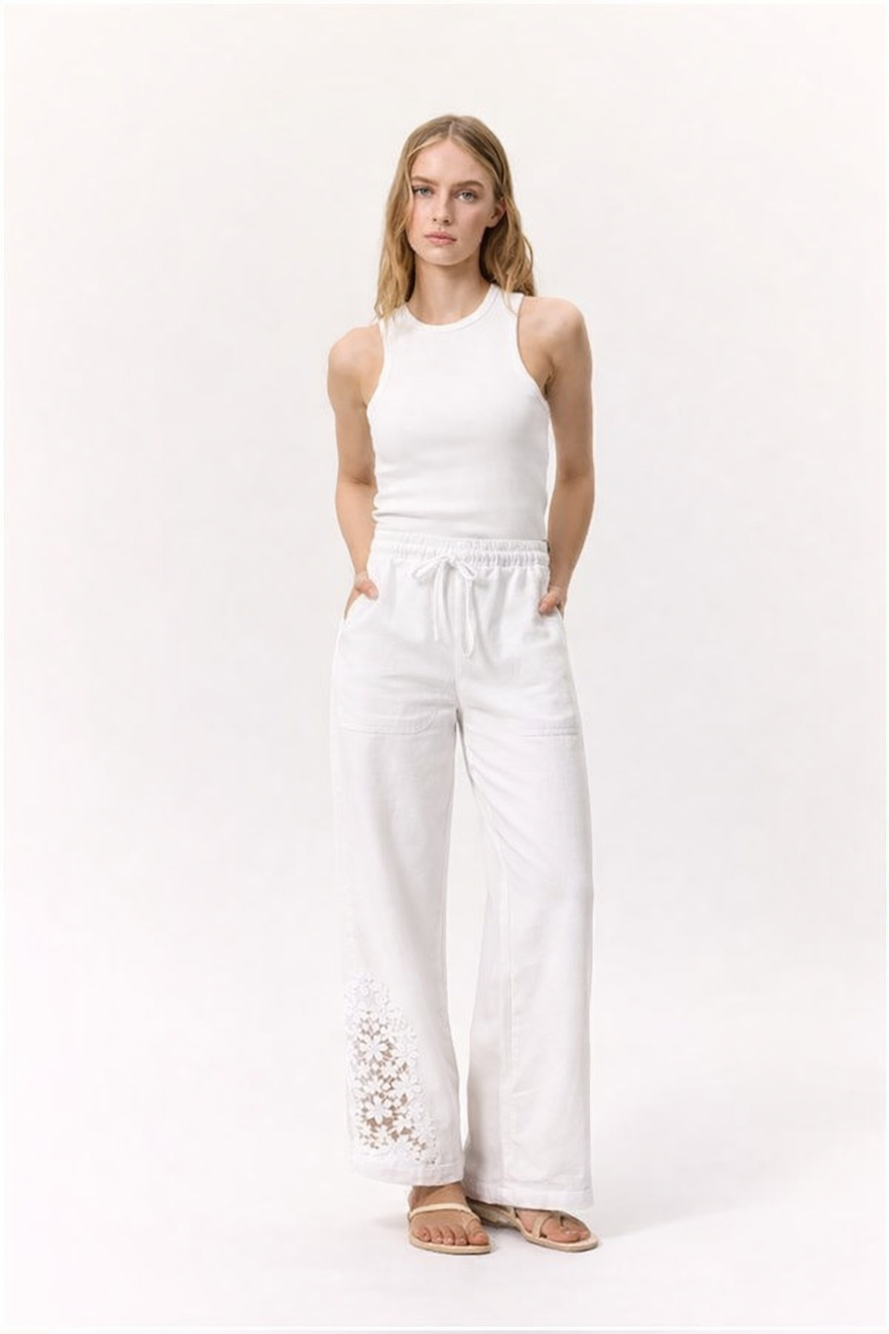 Bequeme, modische weiße Damenhose mit Seitentaschen für Frühling & Sommer; ideal für den Alltag.