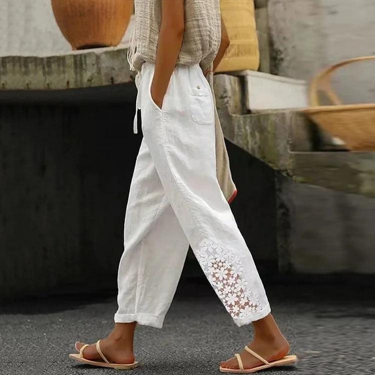 Stilvolle, unifarbene weiße Damenhose mit praktischen Seitentaschen, perfekt für einen eleganten Look.