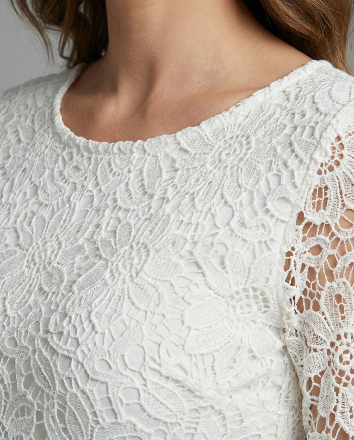 Weibliches, elegantes weißes Abendkleid mit langen Ärmeln und Ausschnitten. Perfekt für besondere Anlässe.
