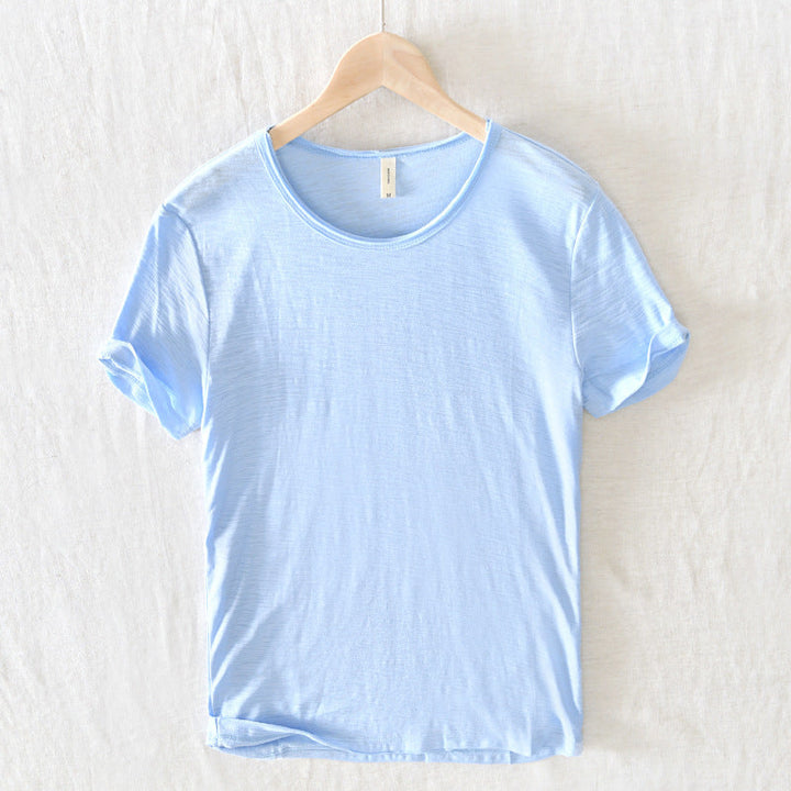 Rotes Herren Basic T-Shirt. Hochwertiges Oberteil, perfekte Freizeitkleidung und alltagstaugliches Komfort Shirt.