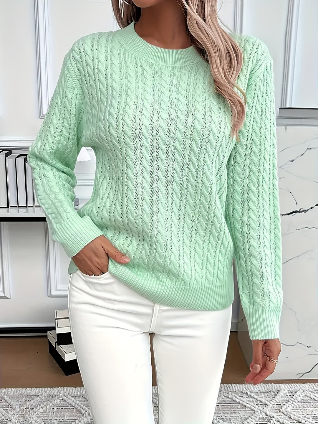 Weicher Damen Strickpullover mit stilvollem Zopfmuster, Rundhals und Langarm für Herbst & Frühling.
