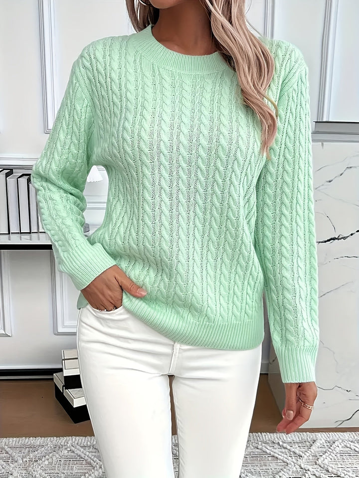 Weicher Damen Strickpullover mit stilvollem Zopfmuster, Rundhals und Langarm für Herbst & Frühling.