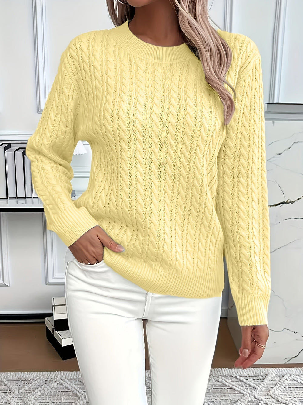 Komfortabler Damen Strickpullover mit elegantem Zopfmuster, Langarm, perfekt für Herbstmode.