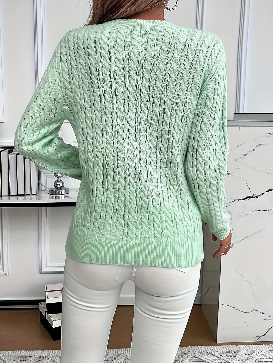 Stilvoller Damen Strickpullover mit klassischem Zopfmuster, weich, Rundhals, ein Must-have für Herbst & Frühling.