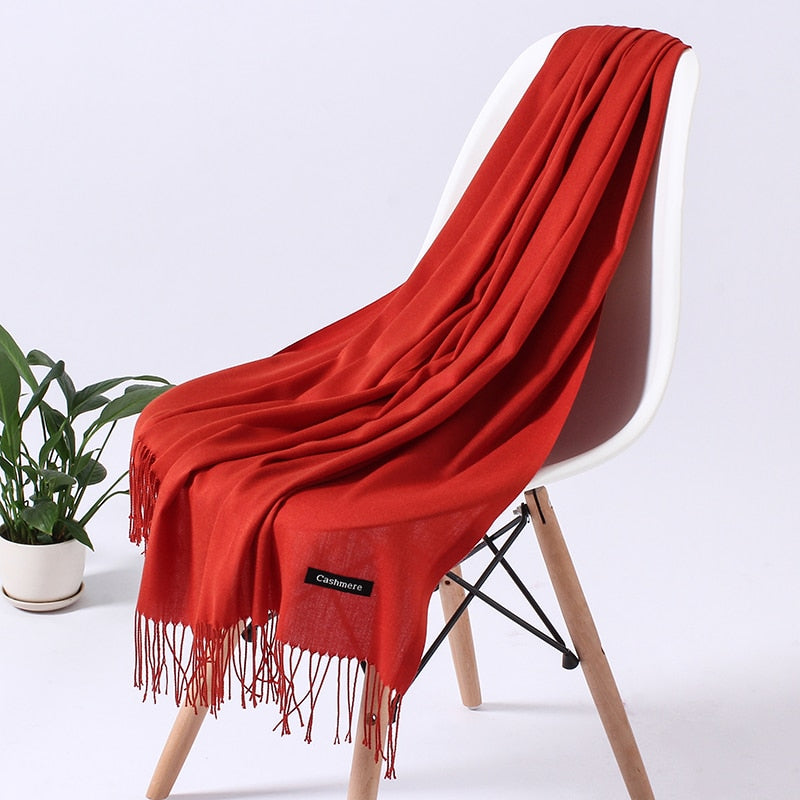 Ein vielseitiger Damenschal in einer neutralen Farbe, warm und stylisch für den Winter.