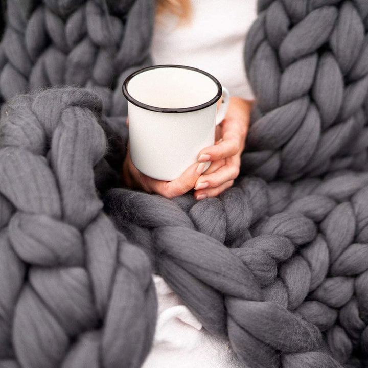 Bastelset-Bestandteil: 1000g LuxaWool XXL Chunky Strickgarn für kreative Decken & Kissenprojekte.