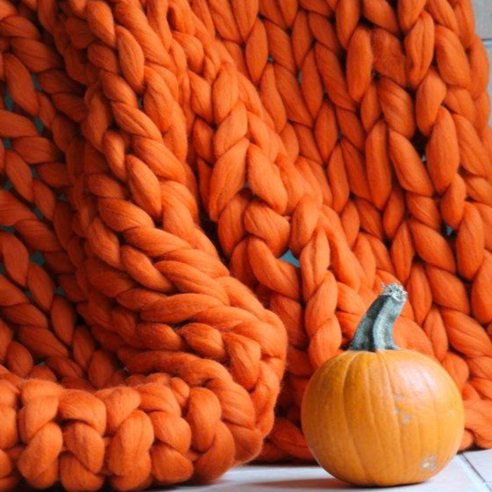 Kuschelige DIY Projekte mit 1000g LuxaWool XXL Chunky Strickgarn, ideal für Handarbeits-Fans.