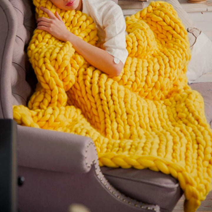 Flauschiges 1000g XXL Chunky Strickgarn LuxaWool, bereit zum Verarbeiten zu einer gemütlichen Decke.