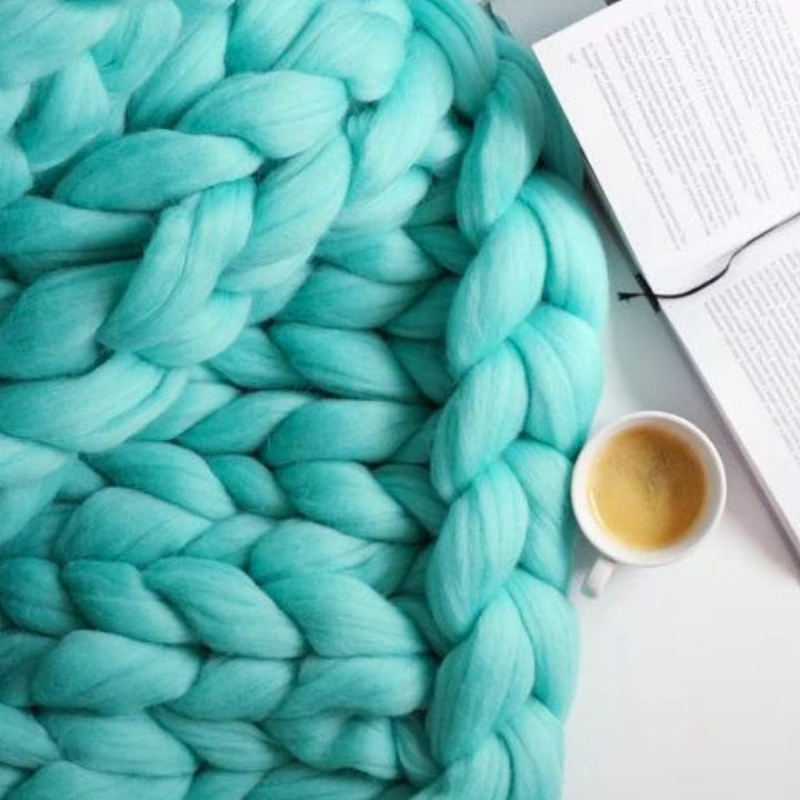 Weiches, dickes Chunky Strickgarn 1000g LuxaWool für kreative DIY Decken und Wohnaccessoires.