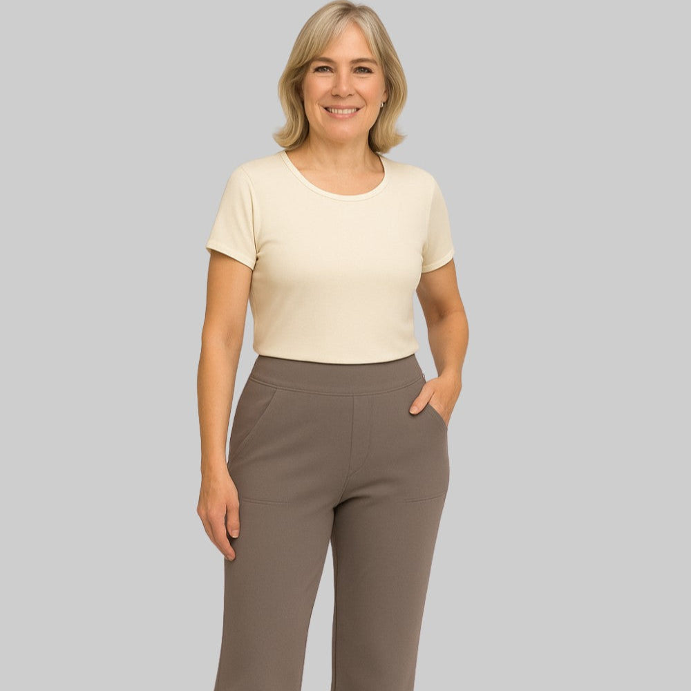 Komfortable Highwaist Stretchhose für Damen mit praktischen Seitentaschen, ideal für Alltagskombinationen.