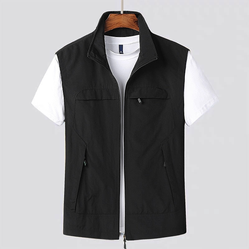 Armeegrüne Herren Outdoor Weste, atmungsaktiv & schnelltrocknend. Ideal für Reisen & Outdoor-Sport.