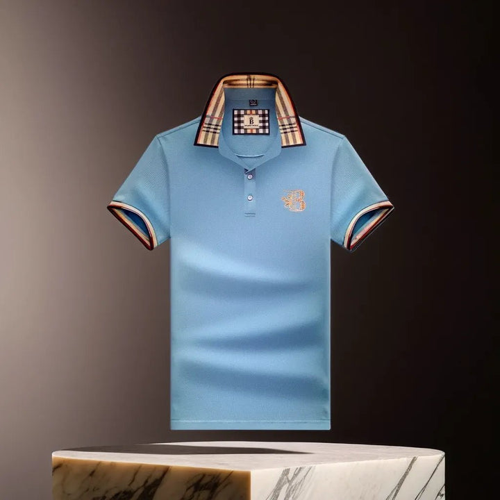 Mann trägt stilvolles Herren Polohemd in Blau, ideal für einen casual & eleganten Sommerlook.
